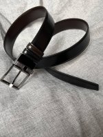 特 Bally 巴利 男士简约商务双用腰带 宽3.4Cm 这款正装腰带一面黑色一面咖色双面进口牛皮制成，采用双面设计。正面五金饰有简约造型亮枪针扣。