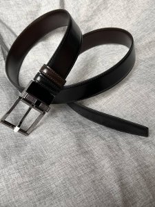 特 Bally 巴利 男士简约商务双用腰带 宽3.4Cm 这款正装腰带一面黑色一面咖色双面进口牛皮制成，采用双面设计。正面五金饰有简约造型亮枪针扣。
