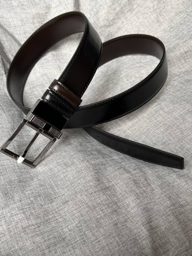 特 Bally 巴利 男士简约商务双用腰带 宽3.4Cm 这款正装腰带一面黑色一面咖色双面进口牛皮制成，采用双面设计。正面五金饰有简约造型亮枪针扣。