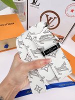 皮带：Lv..路易..原单 腰带：百分百头层牛皮，保证真皮。24K纯钢扣双面可用专柜同等质量， 送人自用首选 包装： 请认准如图专柜包装，赠送打孔器，银联发票，