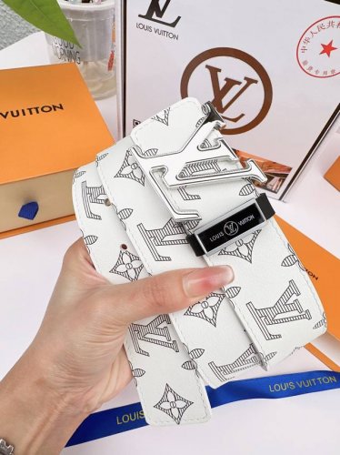 皮带：Lv..路易..原单 腰带：百分百头层牛皮，保证真皮。24K纯钢扣双面可用专柜同等质量， 送人自用首选 包装： 请认准如图专柜包装，赠送打孔器，银联发票，