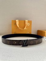 3.4宽 Lv Trunk 双面腰带以粒面皮革塑造摩登设计，可为商务或休闲造型注入典雅魅力。铭纹 S-Lock 搭扣援引品牌经典行李箱元素 皮革 金属件