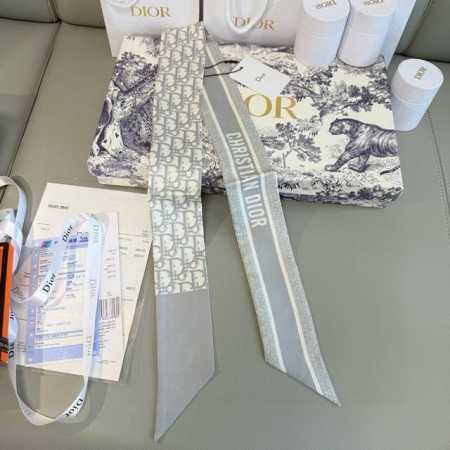 新款D字母这款 迪奥Montaigne Mitzah 发带丝巾从标志性的 Dior 精品店地址汲取灵感，老花字母配条纹的款式经典，造型修长，两端尖角设计，背面饰 - 点击图像关闭