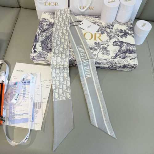 新款D字母这款 迪奥Montaigne Mitzah 发带丝巾从标志性的 Dior 精品店地址汲取灵感，老花字母配条纹的款式经典，造型修长，两端尖角设计，背面饰