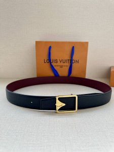 特 Lv 3.4宽 Attract 双面腰带拥有微弧形边缘和摩登形状末端，再为金属 Lv 搭结构。经典色彩和不同纹理呈现两式风尚，实现多种造型可能。