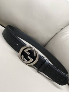 官网新款4.0宽度 互扣式双G以钌色调配件亮眼呈现 致敬品牌悠久传承 这款腰带采用黑色Gg粒面皮革制作而成 尽显时尚精致