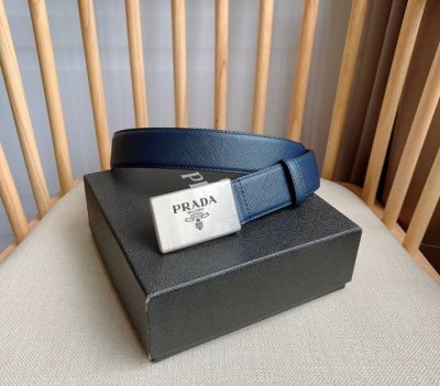 Prada 普拉达 专柜最新款 这款腰带以Saffiano皮革制成具有优雅精致的细节 带扣上饰有刻字徽标 别具一格的特色和现代感 宽3.5