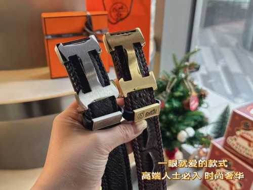 礼物爱马仕意大利进口鳄鱼纹牛皮 正反面均采用进口头层牛皮，精心制作，边绳皮采用原版皮做绳子，尽显奢侈，同时保证了边绳不易褪色，断裂，纯手工编织，更是产品价值的保