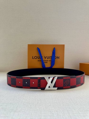 特 本款4.0宽 Lv Initiales 双面腰带出自 春夏男装秀场，为 Damier Pop 帆布浸染潮流新色，翻转可见光滑素雅牛皮革。Lv 字母搭扣与崭新