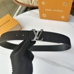原版包裝 L0Uis Vuitt0N 專櫃最新升級版本 寬度40Mm 原廠小牛皮面壓刻有小格子圖案效果 進口柔軟小牛皮底 搭配新型字母搭扣 百搭易襯！