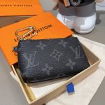 Lv零钱包卡包 挂饰Louis Vuitton 路易威登Lv钥匙扣钥匙包卡包Pu材质 原版Logo 可放卡片 零钱 等小物件 Size:11×7Cm