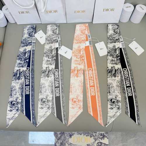 Dior25年新款春季丝巾，款款都美，挑不过来了，修长版型搭配尖头设计，款式经典别致。背面饰以对比鲜明的“Christian Dior”标志提花条形图案。可与各