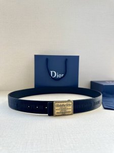 宽度3.5Cm 这款腰带扣是Dior新款单品，延续经典设计，采用“Cd Icon”标志造型，以复古色精心打造。可与各式35毫米腰带搭配，提升格调，打造优雅精致的