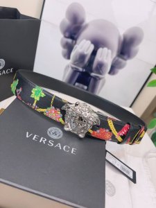 范思哲versace此款双面腰带采用光滑的saffiano皮革制作，并配有3D美杜莎腰带扣。一面为单色设计，另一面饰有tabloid印花。此款印花既是对当下名人