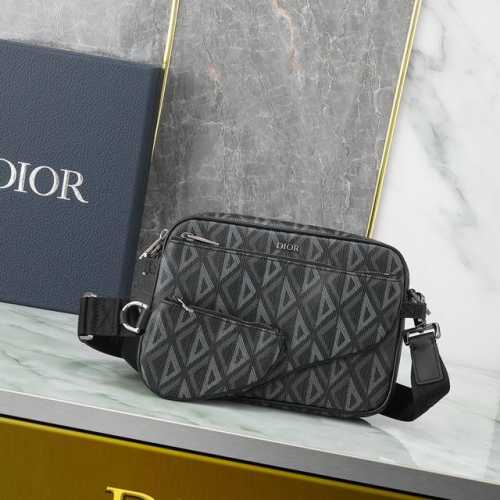 这款马鞍三件套手袋设计醒目百搭。采用黑色 Cd Diamond 图案帆布精心制作，从 Dior 档案汲取灵感，正面饰以同色调光滑牛皮革细节和 Dior 标志提升