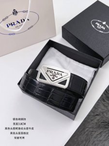 特 普拉达 原单货品 宽度3.9Cm 面皮采用头层牛皮压制鳄鱼纹，高仿真鳄鱼，好看又耐用，头层荔枝纹底皮，双面可用。 高档的质感，精致的做工。 品质男人的首选。