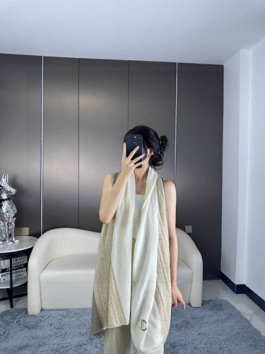 上新！ 年香奈儿专柜新款围巾 妥妥的女主风，保暖又时尚，可当围巾，可当披肩！美翻了[流泪]御用殿堂级极品新款专柜在售 羊绒时尚针织毛线 26支水溶羊绒针织围巾加