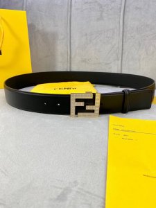 宽度4.0cm FENDI 芬迪 此款腰带搭配双F 镶钻钢扣相呼应 专柜新款不管是商务 休闲都能完美搭配 扣头金 白真空电镀。