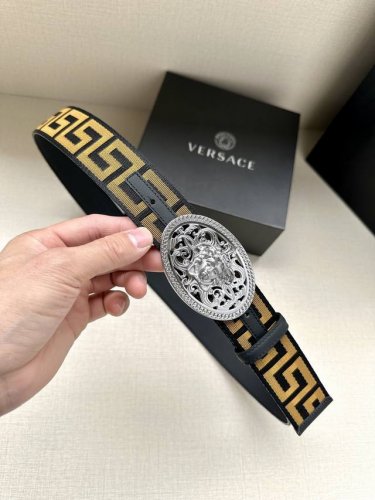 特 P250 宽度：4.0Cm 范思哲 此款帆布回纹皮底 腰带饰有标志性的Versace美杜莎头像扣，彰显品牌格调。是一款精美的衣橱必备单品。