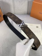 4.0宽 此款双面腰带以标志性的 Lv Initiales 搭扣搭配全新 Monogram Eclipse 帆布。展现细腻的品牌特质，此款腰带是路易威登皮具与鞋