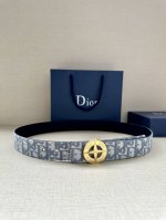 宽度3.5Cm 这款不锈钢金属腰带扣来自 Dior And Stone Island 限定系列，突显联名系列标志，Stone Island 的经典星星与 Dio