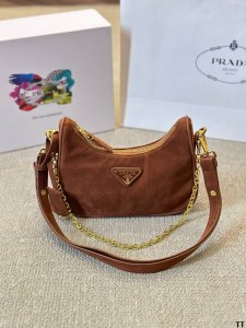 Size: 22 13Cm Prada鹿皮美拉德系 Hobo腋下包 皮质肩带更复古硬挺一些 多了一份随意和简单，完全的时尚百搭！