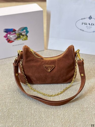 Size: 22 13Cm Prada鹿皮美拉德系 Hobo腋下包 皮质肩带更复古硬挺一些 多了一份随意和简单，完全的时尚百搭！