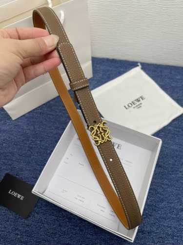品牌 罗意威 特 描述 经典系列新品腰带，采用小牛皮材质，完美搭配手工车线，两款经典配色，可搭配商务西装或更为休闲的造型。腰带为法国尺寸，请在购买前参阅腰带尺寸