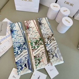 迪奥RêVe D'infini丝带！为经典标识注入梦幻元素，全新演绎 Christian Dior 钟爱的星星符号。款式经典，造型修长，两端尖角设计，背面饰以对