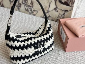 Miumiu 25新款帆布饭盒包 Miumiu饭盒包新配色又来哕 一货难求的饭盒包新配色来货 价格P20位数喜欢的小姐姐们冲20Cm