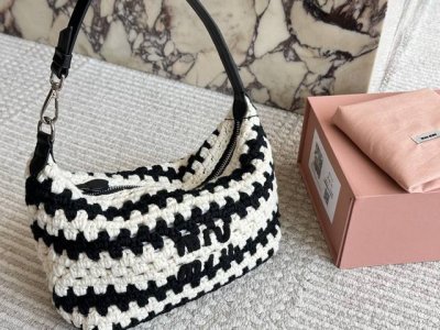 Miumiu 25新款帆布饭盒包 Miumiu饭盒包新配色又来哕 一货难求的饭盒包新配色来货 价格P20位数喜欢的小姐姐们冲20Cm