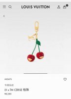 Lv 钥匙扣 包包挂件X Tm Lv Cerise 包饰出自路易威登 村上隆复刻系列，以莹泽金属和有机玻璃演绎趣味设计。鲜活樱桃装饰道出日本艺术家的灵动笔触，L
