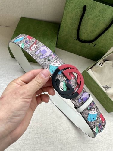 宽度3.8Cm Gucci Gg Marmont系列每一季都会推陈出新，为灵感源于70年代的标志性gg配件注入宠物现代精髓。这款gg Supreme帆布腰带反面