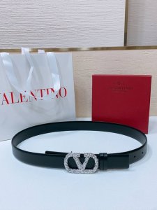 Vlogo Signature搭扣，饰以施华洛世奇仿珍珠 -施华洛钻 花纹搭扣 -进口小牛皮材质 进平纹带身 -宽度：3厘米