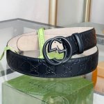 Gucci Signature皮革腰带 意大利原版皮 互扣式双G带扣腰带，采用热压印技术的Gucci Signature皮革精制而成，触感厚实，印花图案清晰分明