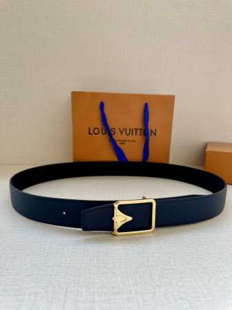 特 Lv 3.4宽 Attract 双面腰带拥有微弧形边缘和摩登形状末端，再为金属 Lv 搭结构。经典色彩和不同纹理呈现两式风尚，实现多种造型可能。 - 点击图像关闭