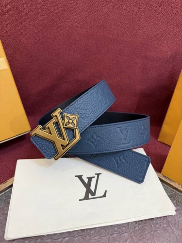 Lv Initiales Taurillon Monogram 40Mm 可翻转腰带散发出自信与内敛的气质。此款设计采用柔韧的Taurillon皮革制成，整体风