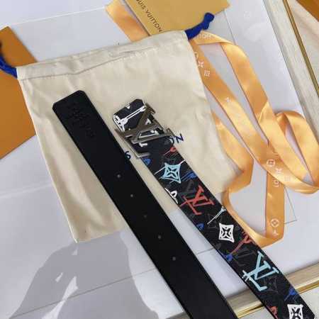 Lv Shape 双面腰带为 Lv Shape 搭扣赋予摩登雾面观感，无论搭配异彩纷呈的 Lv Graffiti 帆布或沉稳牛皮革，均可表明个性态度4.0宽 - 点击图像关闭