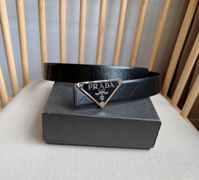 特 Prada 普拉达 专柜最新款 这款腰带采用精美的亮面压花皮革打造 呈现简约精致的优雅风范 充满现代感的简约金属搭扣饰以雕刻式徽标 品牌格调跃然眼前 宽3.