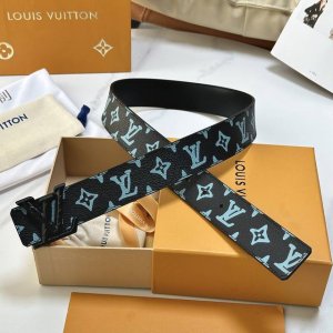 原版包裝 DDD L驢家專櫃最新版本 寬度40毫米 皮帶面採用定制帆布面料 原廠進口頭層小牛皮底 手感極佳 配置經新型字母搭扣 雙面用 滿足不同需求 經典百搭款