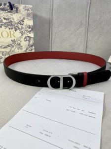 宽度3.5Cm Dior粒面触感牛皮革镂空“Cd”扣皮带，黑色手掌纹粒面小牛皮底触感柔软。