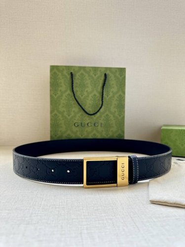 特 宽度4.0Cm 搭配原版皮带扣 、腰带以采用热压印技术的Gucci Signature皮革精制而成，触感厚实，印花图案清晰分明。反射Gucci Signat