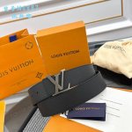 Lv Optic 40 毫米双面腰带取材丝滑牛皮革，中央 Lv Initiales 搭扣在浓郁色调中亦可呈现鲜明轮廓，为整体造型注入当代个性。