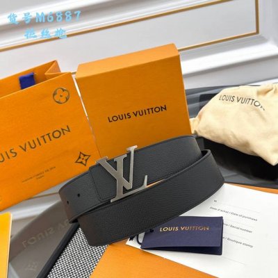Lv Optic 40 毫米双面腰带取材丝滑牛皮革，中央 Lv Initiales 搭扣在浓郁色调中亦可呈现鲜明轮廓，为整体造型注入当代个性。