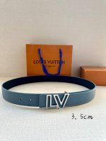 特 宽度3.5Cm Lv Attract 双面腰带拥有微弧形边缘和摩登形状末端，再为金属 Lv 搭扣融入螺旋结构。经典色彩和不同纹理呈现两式风尚，实现多种造型可