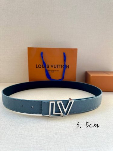 特 宽度3.5Cm Lv Attract 双面腰带拥有微弧形边缘和摩登形状末端，再为金属 Lv 搭扣融入螺旋结构。经典色彩和不同纹理呈现两式风尚，实现多种造型可