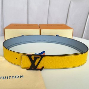 特 片裝1 寬：40Mm 驢家 寬度40Mm Ss今季專櫃在售新品 男款 意大利進口荔枝紋飾有Logo標識圖案 背面則以低調的純黑色頭層小牛皮打造而成 搭配新款