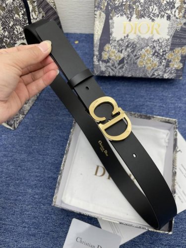 特 这款 30Cm。Montaigne 腰带从同名手袋汲取灵感，可翻面使用，以双面设计重新诠释经典。采用光滑牛皮革精心制作，一面为胭脂粉色，另一面为黑色，搭配富