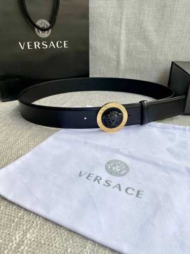 宽度4.0Cm Versace 范思哲 此款山羊皮腰带的搭扣饰有品牌标志性的金 银色闪光Virtus五金配件。