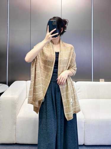 Vip限量版顶级旷世绝美小香 双C披肩 顶级高端货 绝对值得珍藏 香奈儿绝美百搭款有钱都很难订到顶级进口客供山羊绒，双层双面都微闪金银线！整条围巾阳光下散发出闪